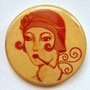 Broche Vintage Léa Stein – La Fumeuse au chapeau cloche
